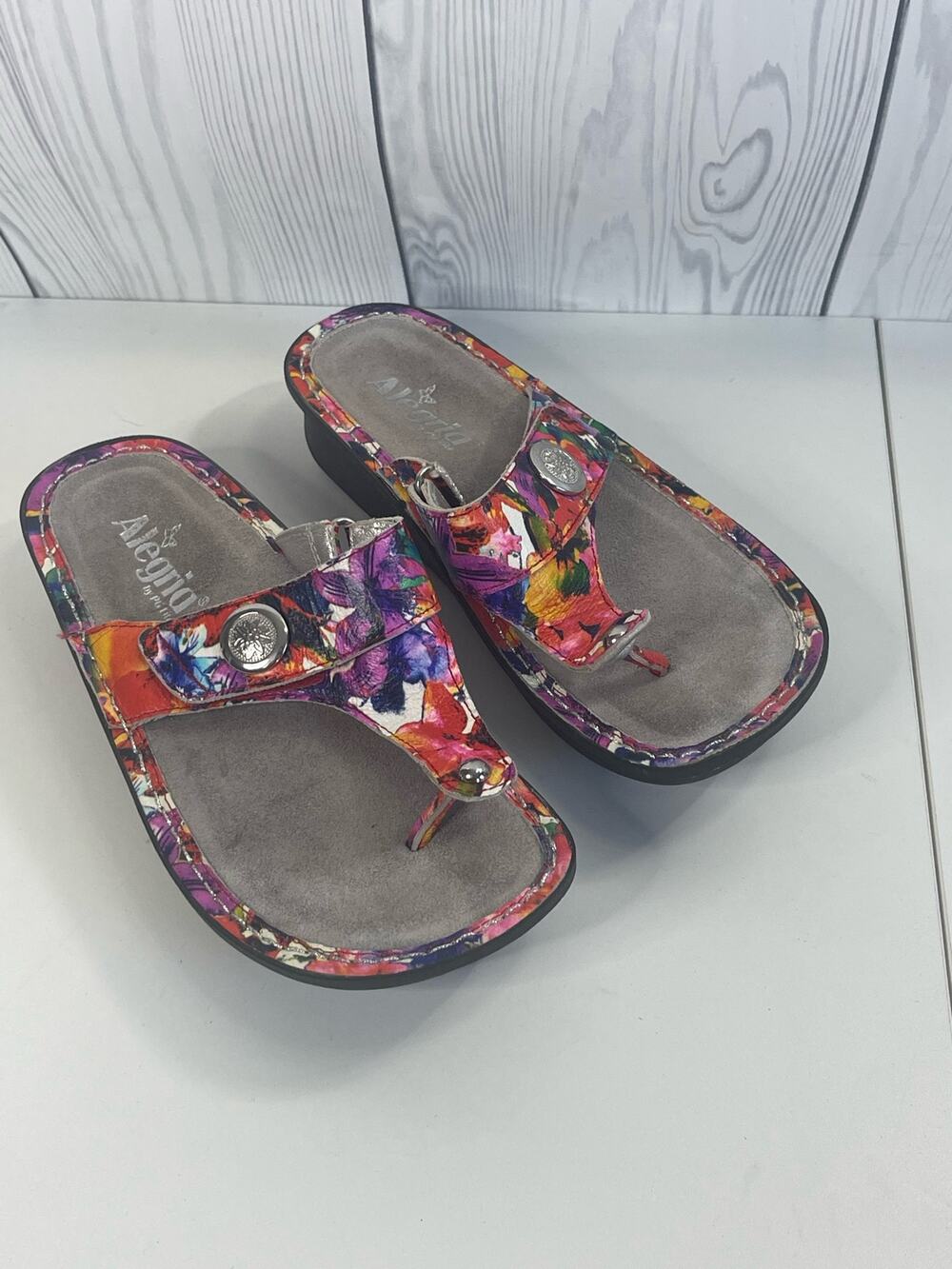 Alegria Carina Iris CAR-135 floral leather thong sandals Size 37. (6.5/7)